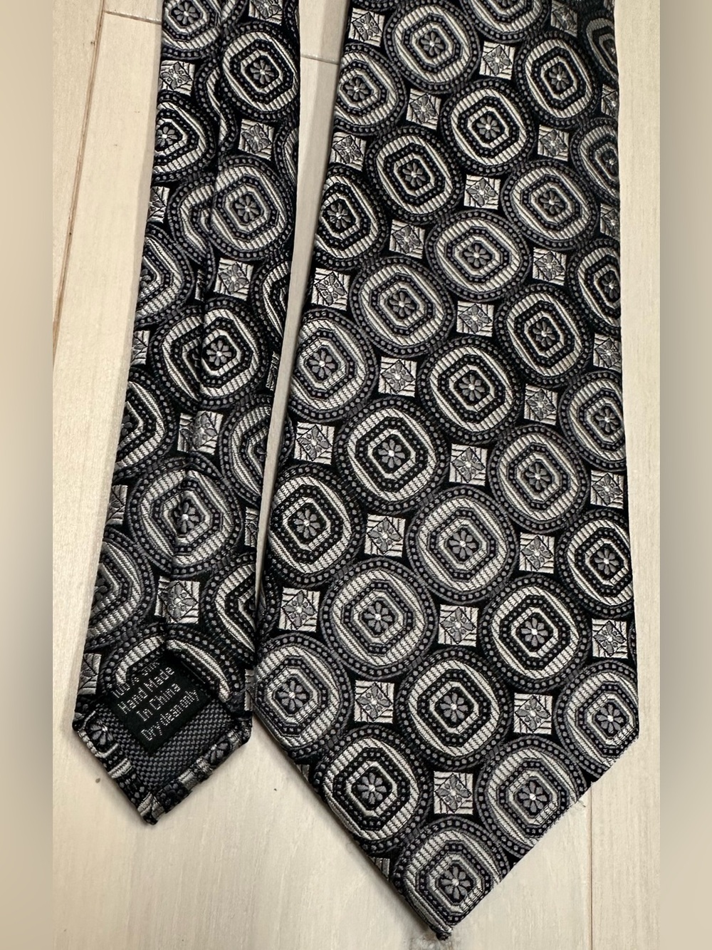 Pronto Uomo Black and Gray Geometric Medallion Tie